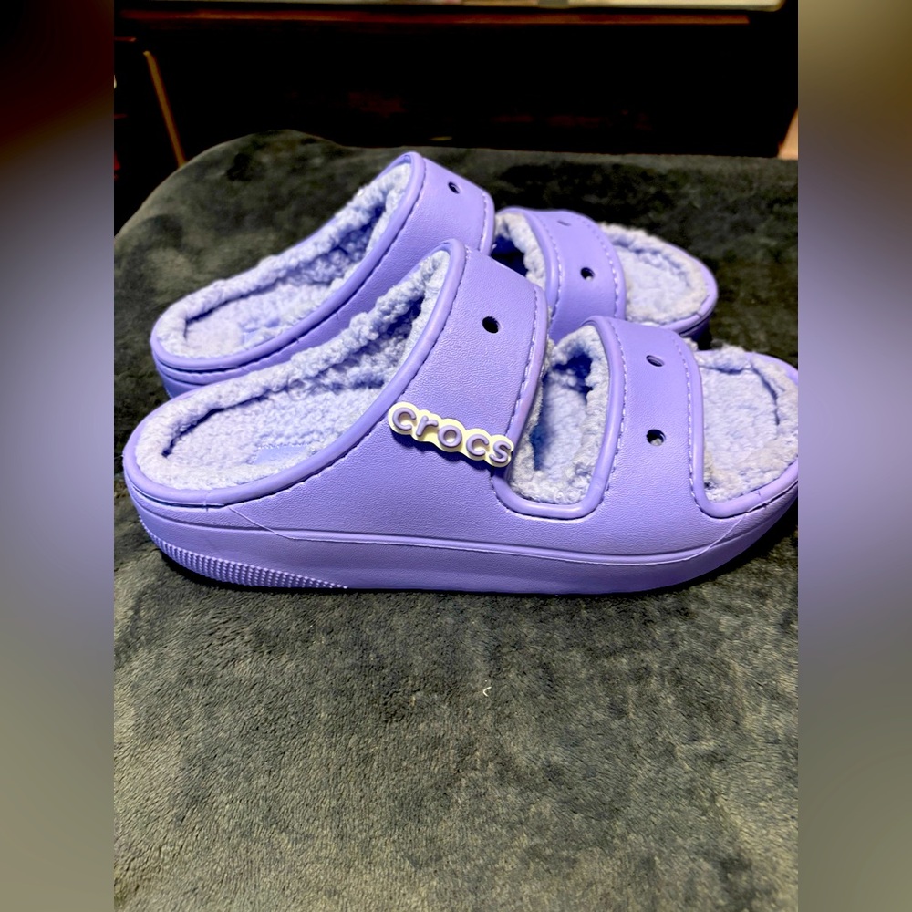 CROCS NWOT~Adults Lavender Fuzzy Sandals in Women’s sz 8 Never Worn